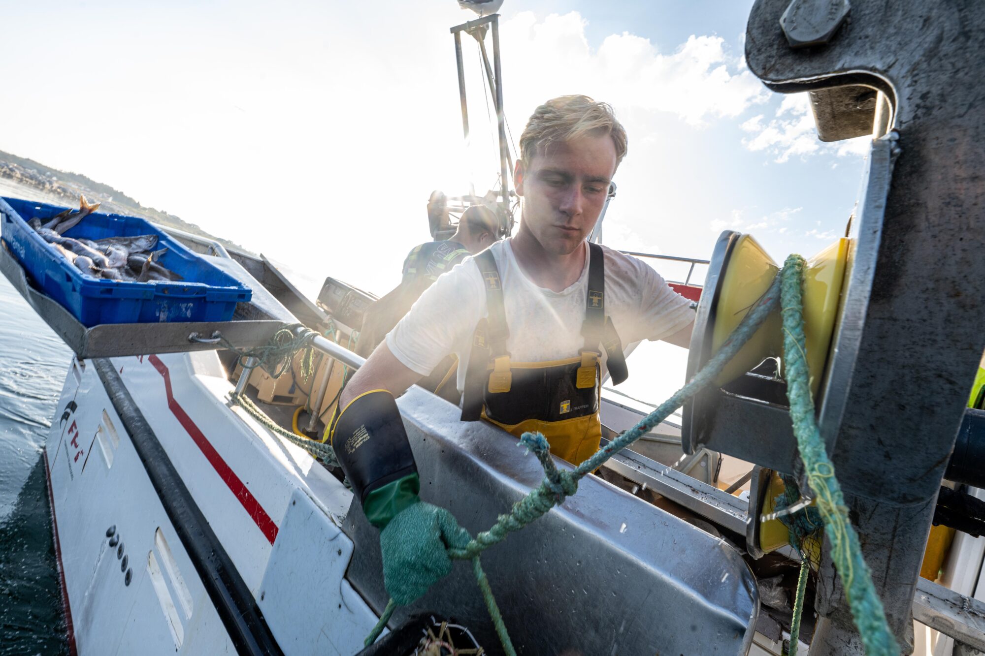 Adrian Hanssen, 18 år, (t.v.) har i ung alder satset på fiske. Vi var så heldige å få bli med han ut på krabbefiske en sommerdag i juli. Sammen med seg på båten hadde han Frode Adrian Reppe (17)som går fiske og fangst på Guri Kunna videregående skole.