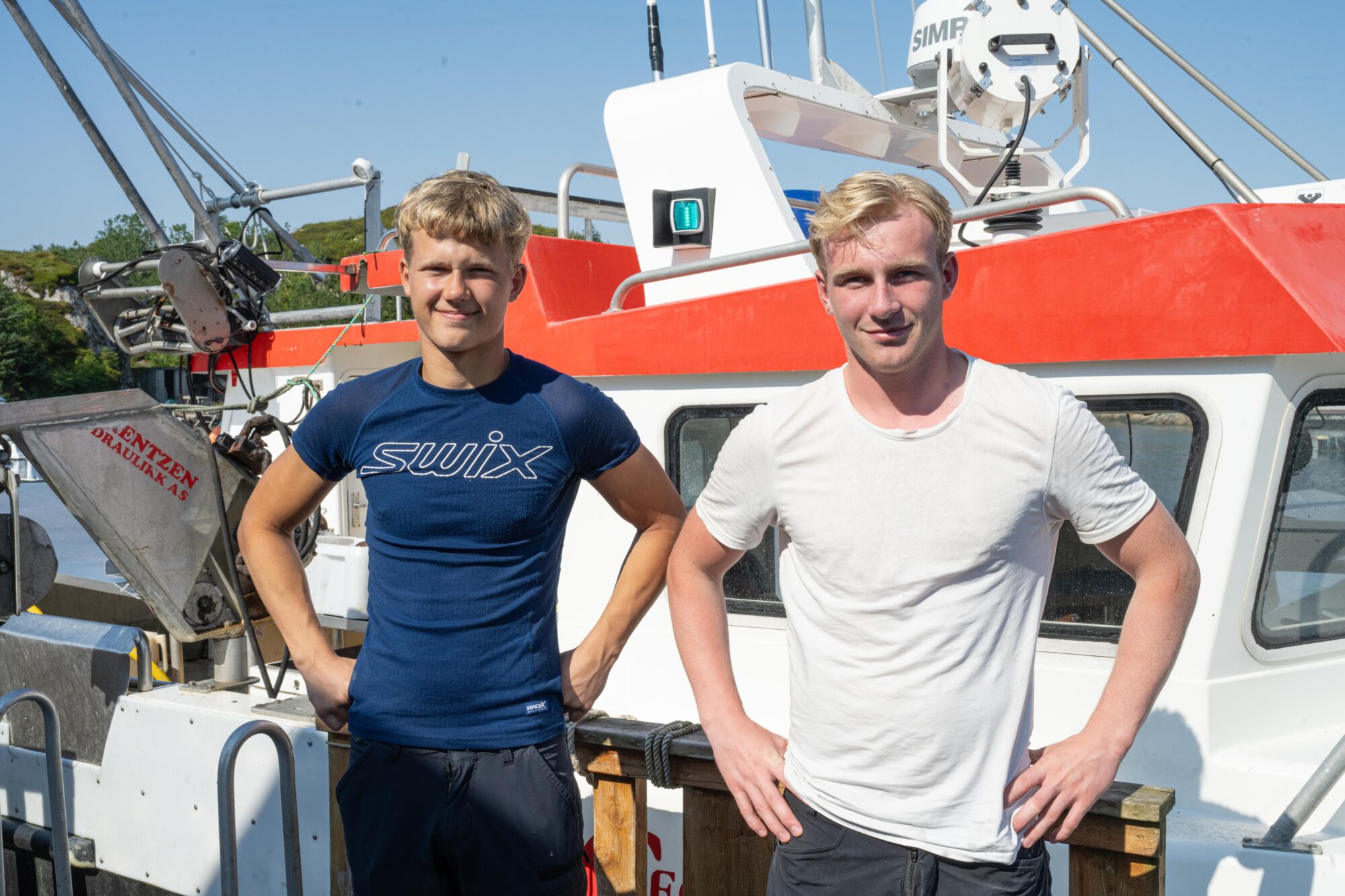 Adrian Hanssen, 18 år, (t.v.) har i ung alder satset på fiske. Vi var så heldige å få bli med han ut på krabbefiske en sommerdag i juli. Sammen med seg på båten hadde han Frode Adrian Reppe (17)som går fiske og fangst på Guri Kunna videregående skole.